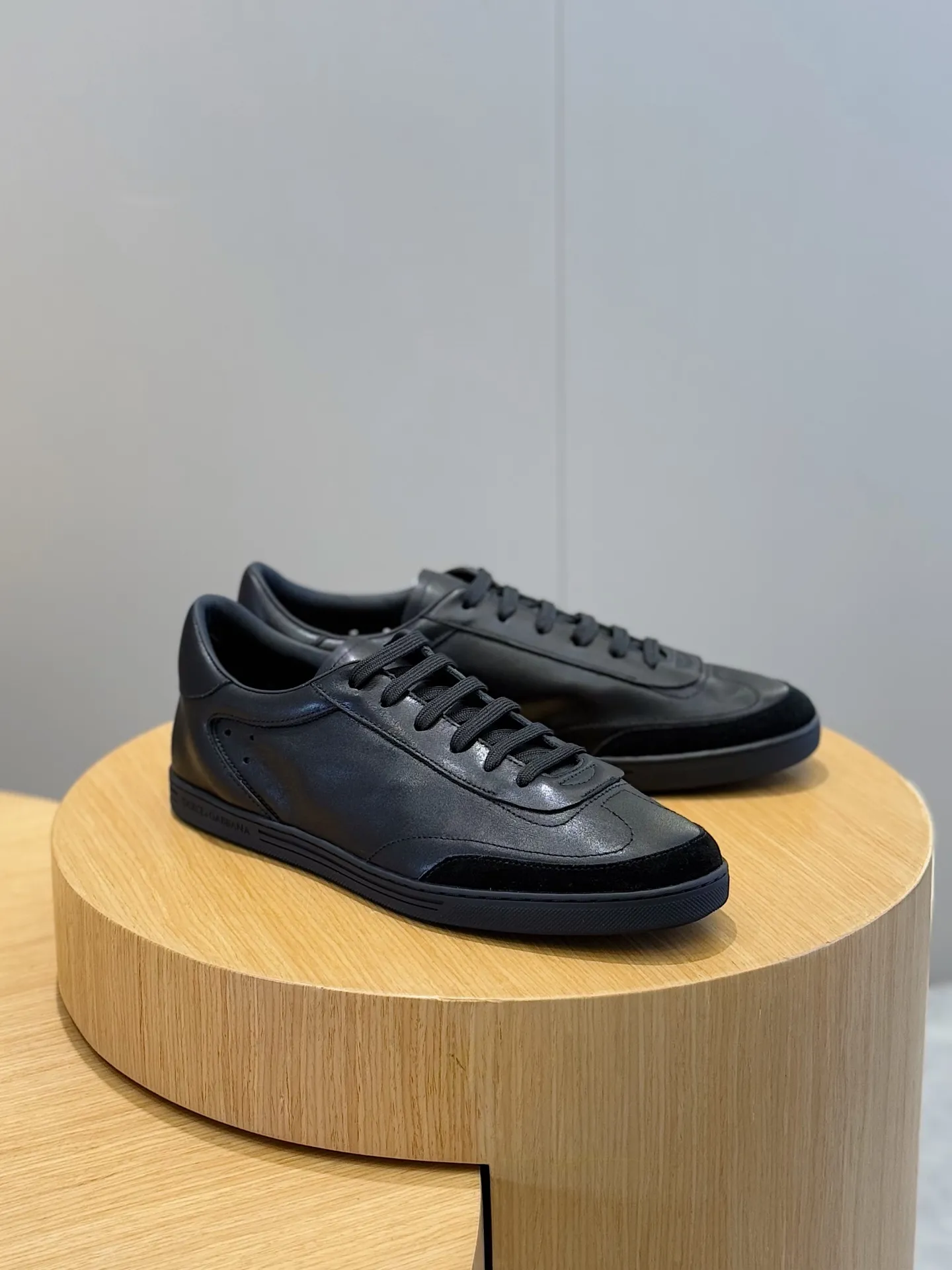 Men's Men's Shoes💰400 [New Style]🐏🐏DG men's calfskin sneakers Portofino Yacht shoes, simple and versatile design, unique saddle leather soles. The Dolce &G logo rear wing is the icing on the cake. Imported cowhide + rubber outsole Size: 39-44 (customized at 38.45)